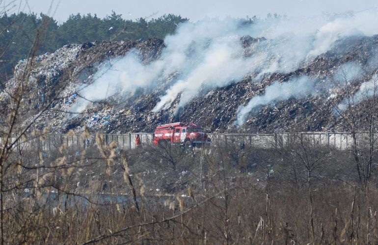 Дым накрывает дома: в Житомире снова горит городская свалка. ФОТО