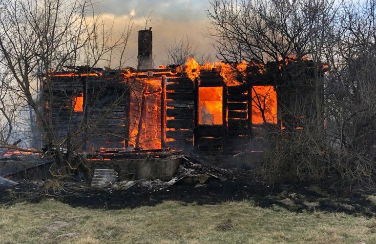 Почти 30 домов в огне: масштабный пожар на Житомирщине уничтожил пол села