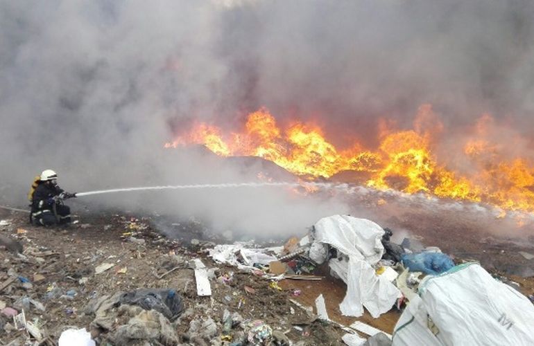 В Житомире второй день тушат свалку, где горят 7-метровые кучи мусора. ФОТО