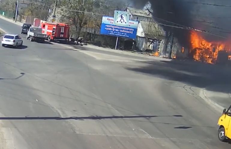 Камера наблюдения сняла момент пожара на перекрестке в Житомире. ВИДЕО