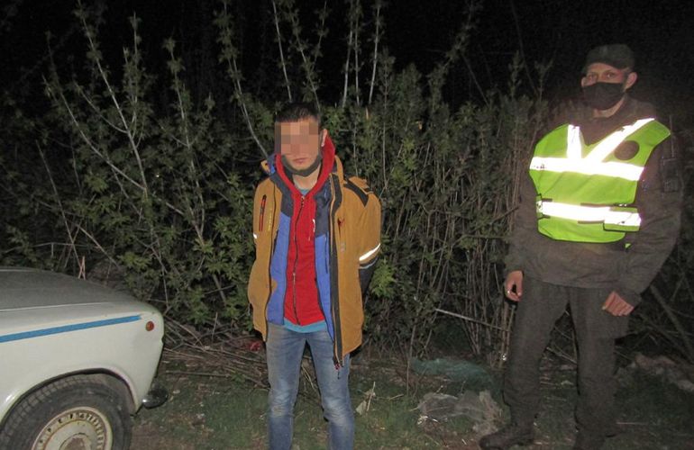Сбежал из воинской части: в Бердичеве задержали парня, который разгуливал с боевой гранатой. ФОТО