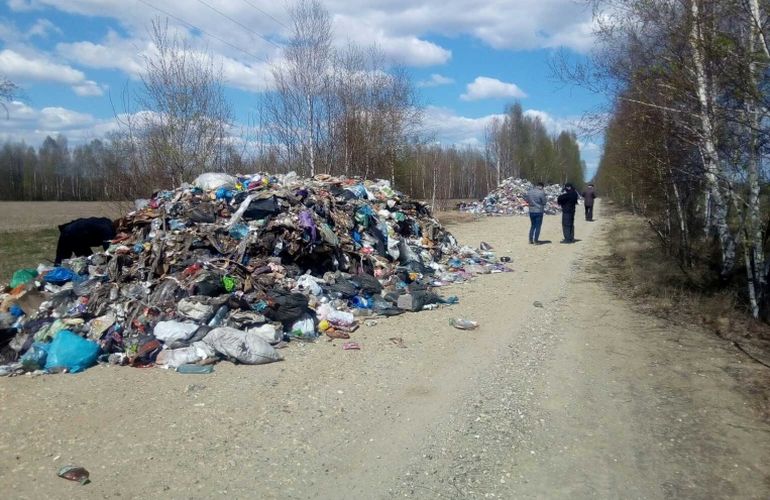 «Пасхальный сюрприз»: 100 тонн львовского мусора сбросили под селом на Житомирщине. ФОТО