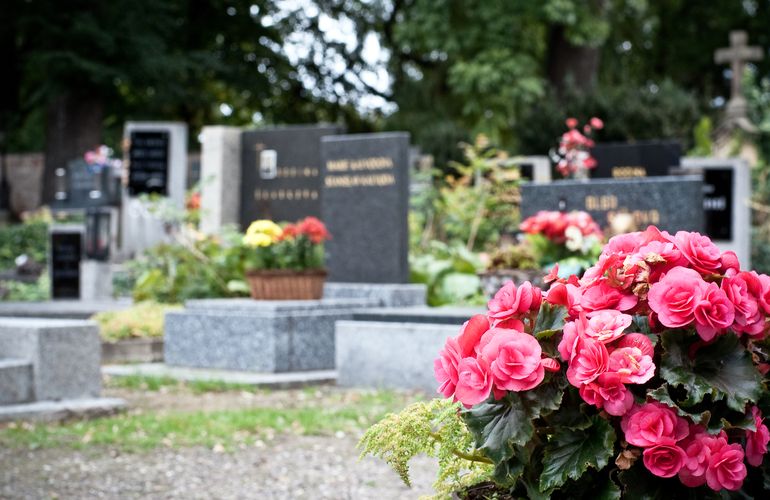 В Житомире закрывают все кладбища: мэрия просит почтить память умерших после карантина