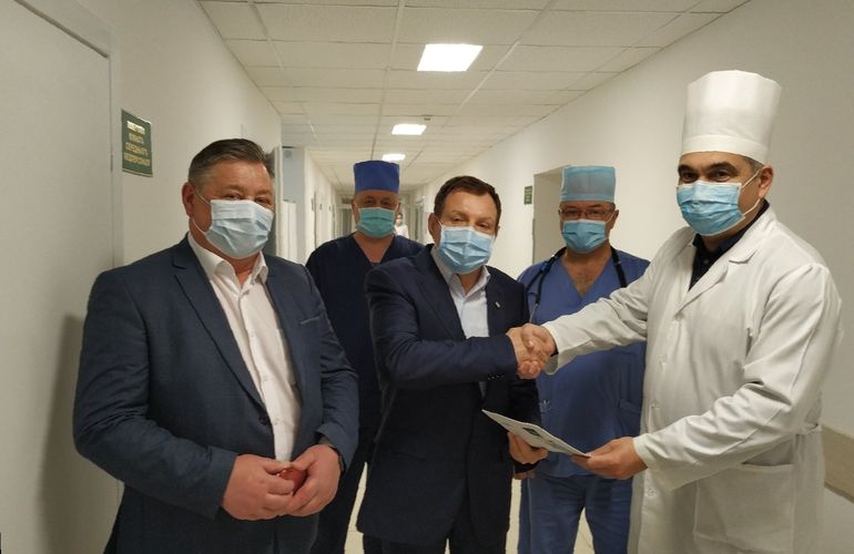 Компанія «Рудь» передала апарат вентиляції легень і 2000 захисних комбінезонів лікувальним установам Житомирщини