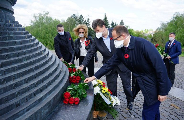 «Ніколи знову»: в Житомире власть почтила память погибших во Второй мировой и поздравила ветеранов. ФОТО