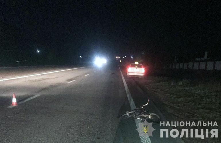 Под Житомиром автомобиль насмерть сбил велосипедиста, водитель с места ДТП сбежал. ФОТО