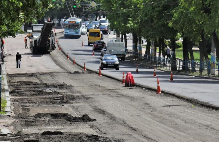 На улице Большой Бердичевской продолжают класть асфальт: Киевская увидит ремонт в 2021
