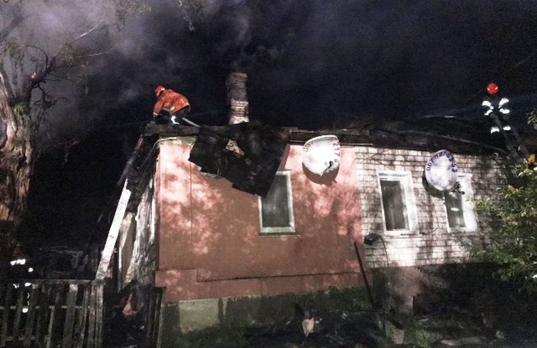 Ночью в Житомире горел жилой дом: пожар ликвидировали 20 спасателей. ФОТО