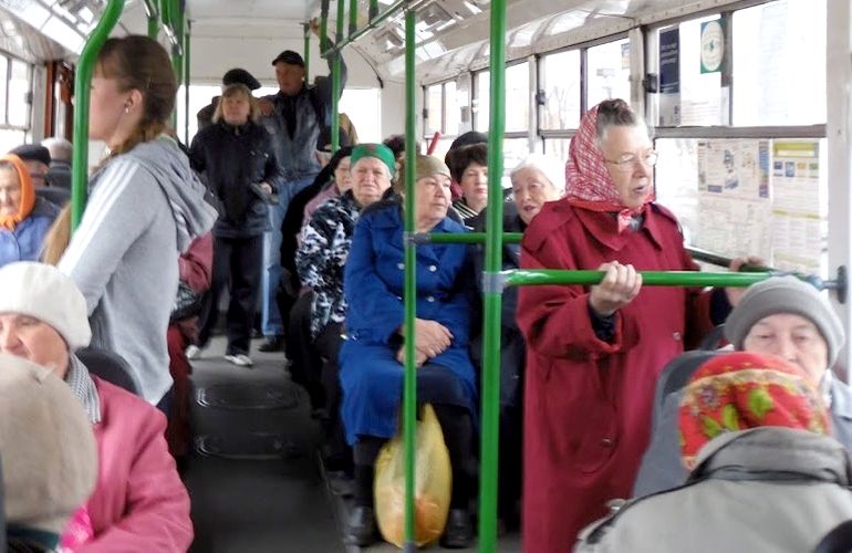 В общественный транспорт Житомира возвращают льготный проезд