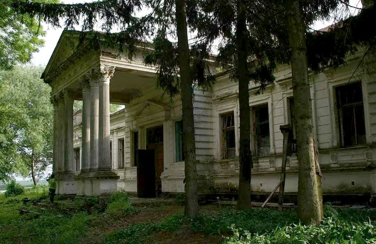 На Житомирщине продают дворец, которому более 100 лет. ФОТО