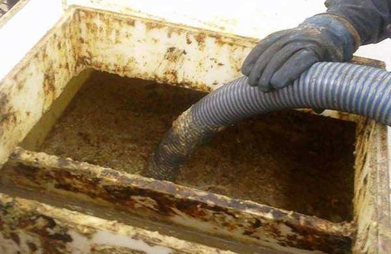 Инцидент с «душком»: в Житомире ассенизатор слил нечистоты вблизи реки. ФОТО
