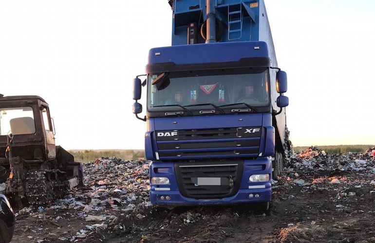 Разоблачена мусорная «схема»: на Житомирщину под покровом ночи свозили львовские отходы