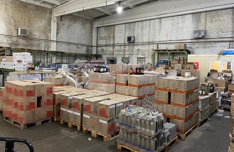 Со склада на Житомирщине изъяли тонны алкоголя с поддельными акцизными марками. ФОТО