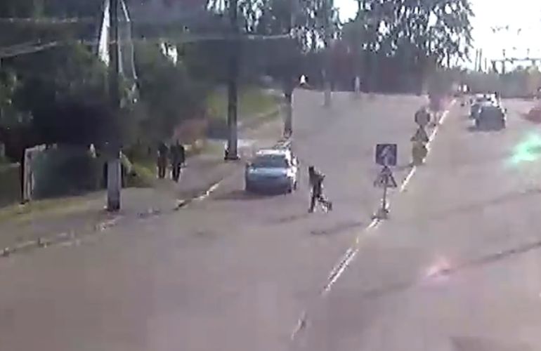 В Житомире пешеход бросился под колеса авто: момент ДТП засняли камеры видеонаблюдения