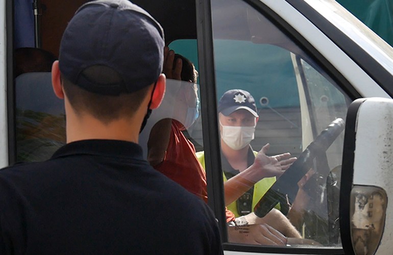 В Житомире полиция начала проверять водителей и пассажиров маршруток на соблюдение масочного режима. ВИДЕО