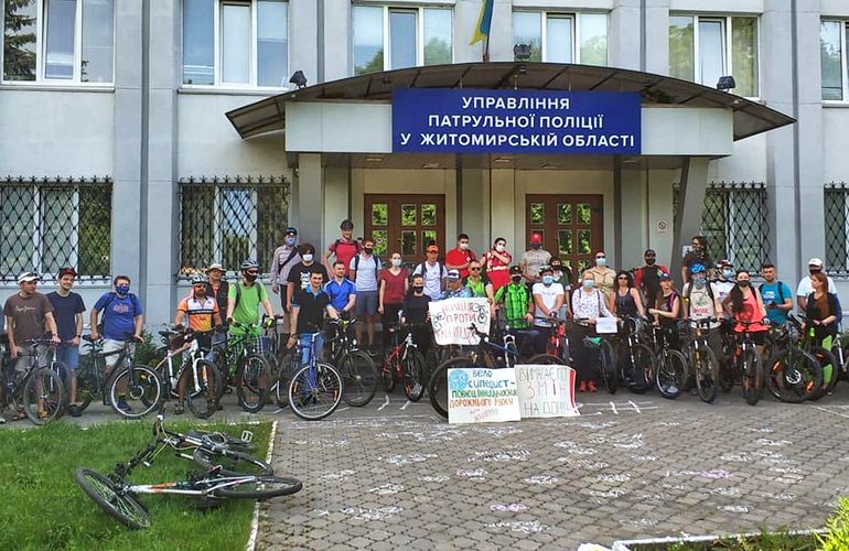 «Требуем изменений на дорогах»: велосипедисты в Житомире устроили акцию протеста. ФОТО