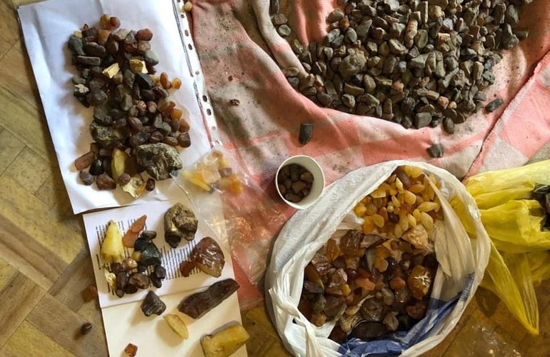 СБУ изъяла в Житомирской области 20 кг янтаря, который готовили к продаже. ФОТО