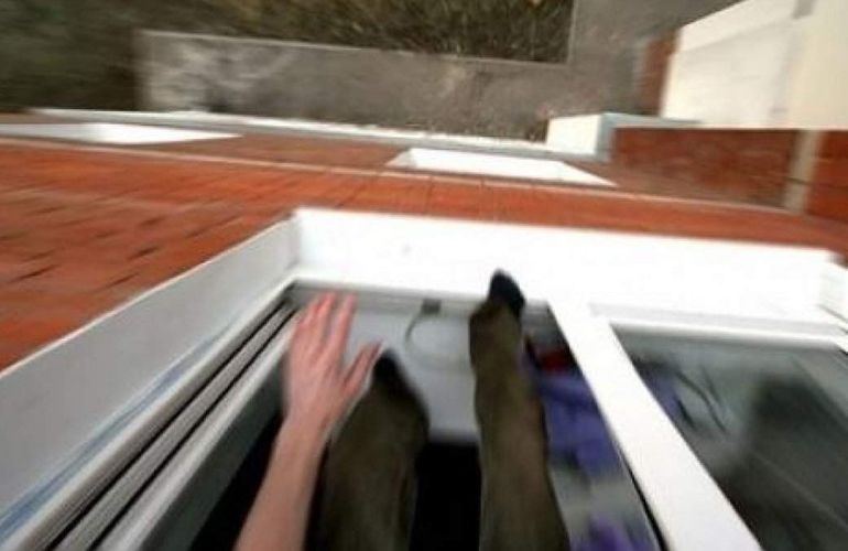 В Бердичеве мужчина выпал из окна пятого этажа во время видеострима на YouTube