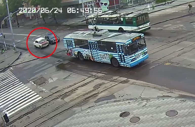 В центре Житомира ВАЗ врезался в троллейбус: момент ДТП попал на видео