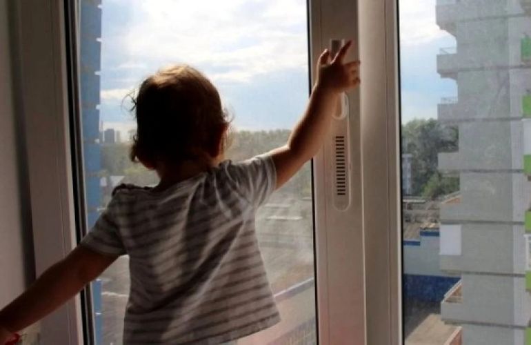 Маленькая девочка выпала из окна квартиры на 9 этаже: не выдержала москитная сетка