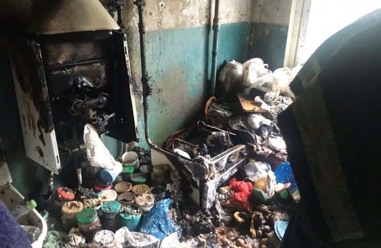 Пожар в многоэтажке: пожилую житомирянку спасли из захламленной квартиры