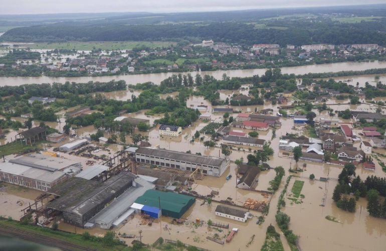 Паводок на западе Украины: подтоплено более 4000 жилых домов и повреждено 400 км автодорог. ФОТО