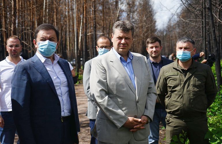 На север Житомирщины приехали политики из Киева: осматривали территории, пострадавшие от масштабных пожаров. ФОТО