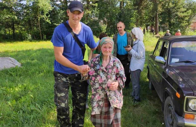 На Житомирщине разыскали 83-летнюю бабушку, которая двое суток блуждала по лесу. ФОТО