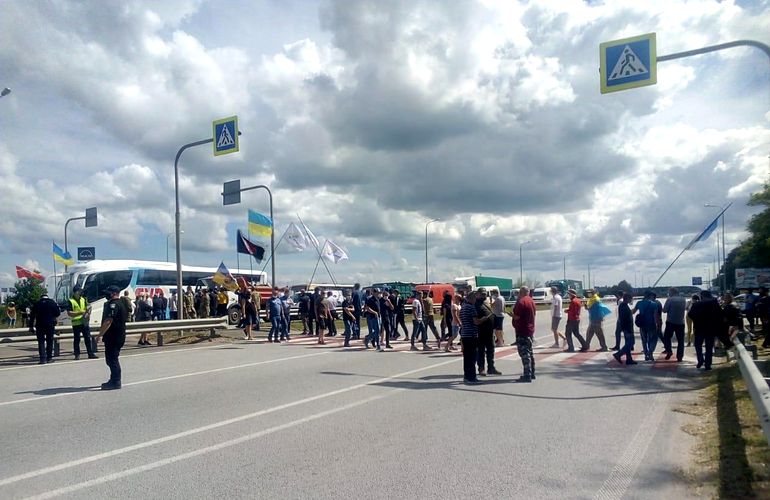 В пригороде Житомира протестующие перекрыли трассу Киев-Чоп. ФОТО