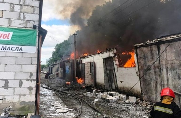 В Житомире пылал гаражный кооператив: огонь уничтожил четыре автомобиля. ФОТО