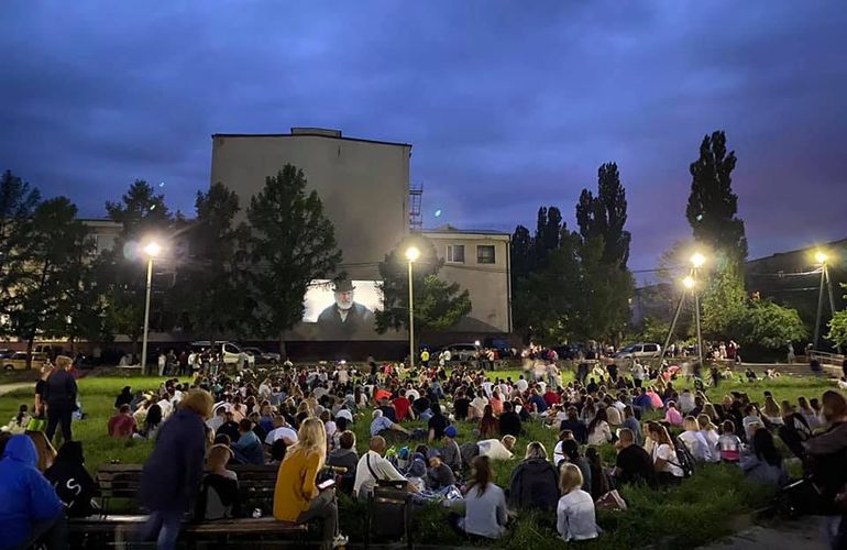 В Новограде-Волынском устроили необычный кинопоказ под открытым небом. ФОТО