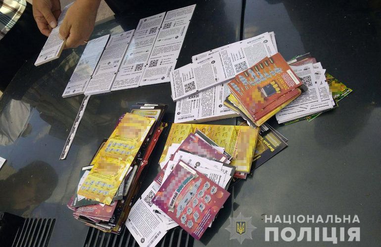 Мечтали разбогатеть: в Житомире двое мужчин украли более 1000 лотерейных билетов