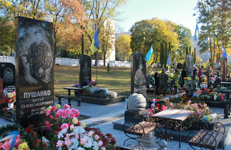 С военного кладбища в Житомире украли надгробные скульптуры: полиция разыскивает воров