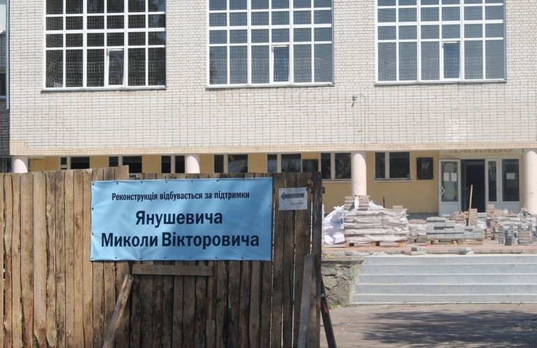 Депутат Житомирского горсовета пиарится на реконструкции лицея, которую проводят за бюджетные средства