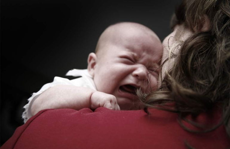 Пьяная мать жестоко избила младенца за громкий плач
