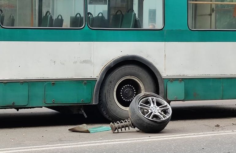 ДТП в Житомире: Ford врезался в троллейбус и потерял колесо. ФОТО