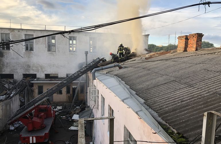 В Житомире 20 спасателей тушили пожар на территории бывшего хлебозавода. ФОТО