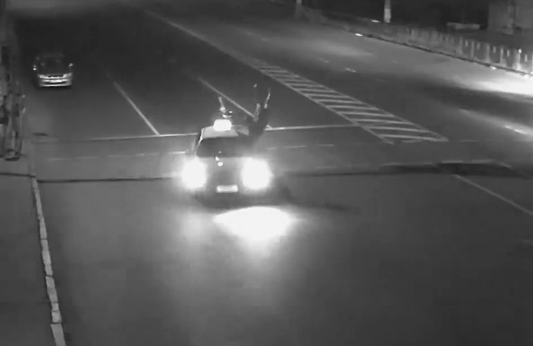 Ночью в Житомире автомобиль сбил женщину: момент ДТП попал на видео