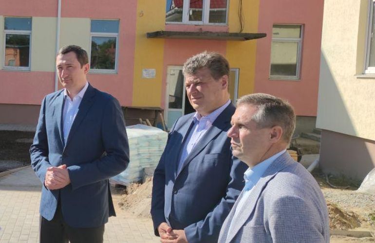 «Велике будівництво»: министр осмотрел в Житомире реконструкцию детсада и спортшколы. ФОТО