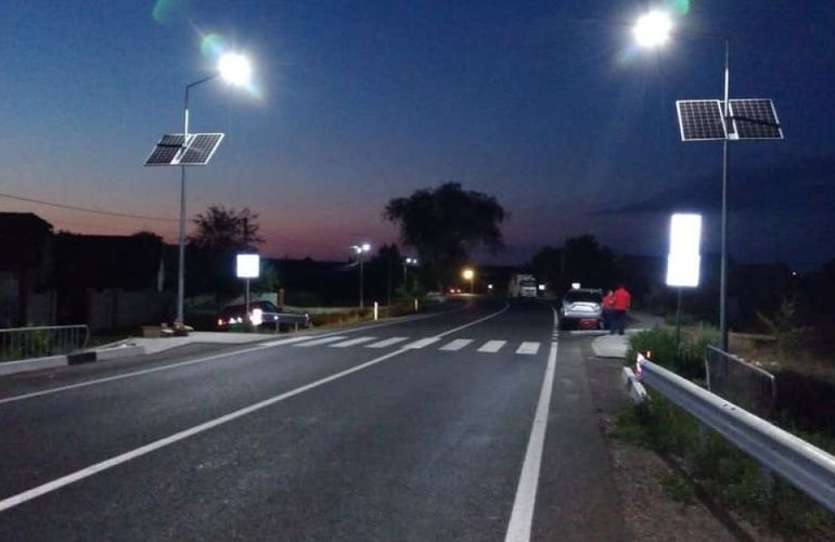 В Житомирской области пешеходные переходы на трассах оборудовали фонарями на солнечных батареях