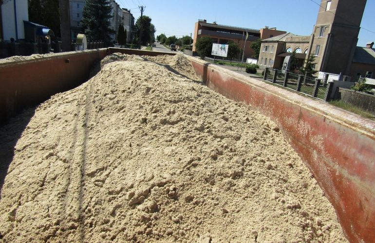 Под Житомиром задержали грузовики с незаконно добытым песком. ФОТО