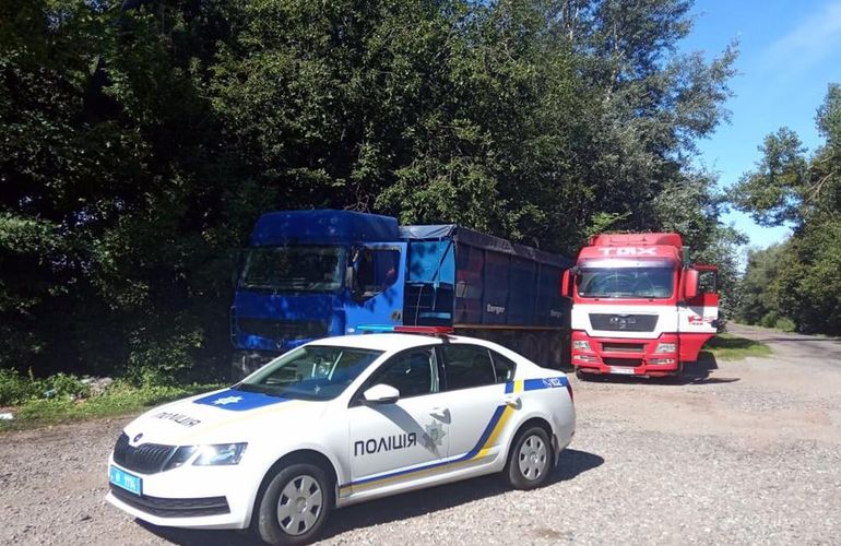 В селе под Житомиром задержали фуры со львовским мусором: водители имели поддельные документы