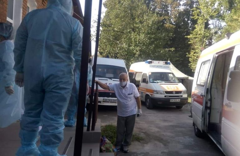 COVID-19 - это не фейк: врач показала очередь скорых под инфекционным отделением в Житомире