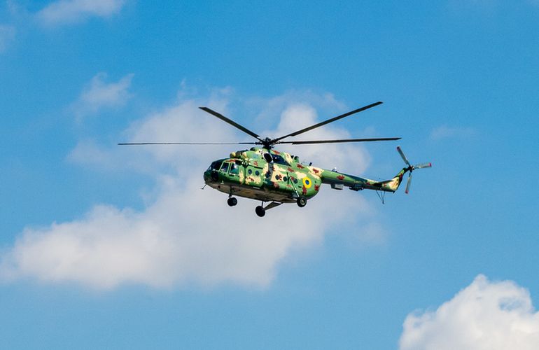 Бойцы житомирской 95-ки совершили беспарашютное десантирование с вертолета. ФОТО