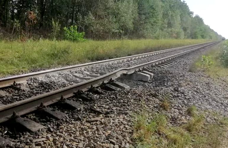 В Житомирской области неизвестные пытались подорвать поезд с бензином. СБУ расследует дело как теракт. ФОТО