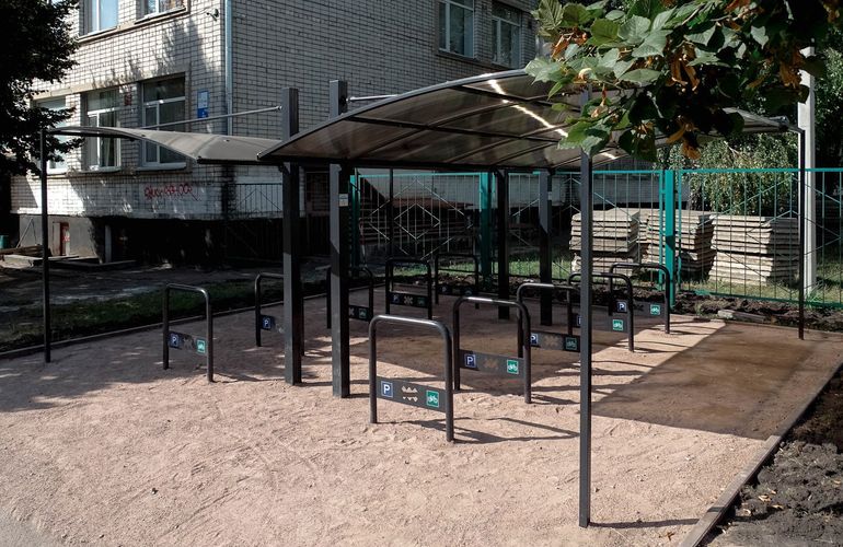 Четыре школы Житомирской громады теперь имеют современные велосипедные парковки. ФОТО