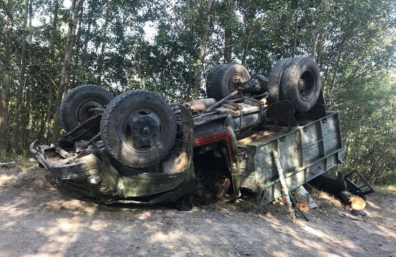 В Житомирском районе перевернулся грузовик, водитель в больнице