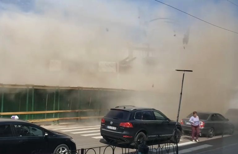 Опасный демонтаж: подрядчик прокомментировал обвал стены в центре Житомира
