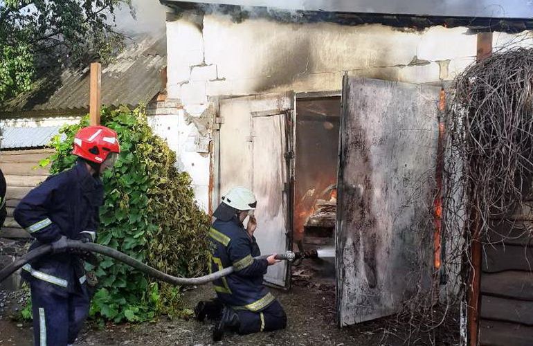 Пожар в Житомире: огонь уничтожил гараж и автомобиль, находившийся внутри. ФОТО