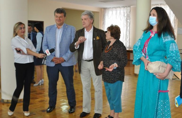 Виктор Ющенко приехал в Житомир на пресс-конференцию, посвященную пчеловодству